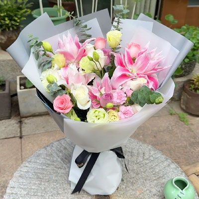聊城9朵玫瑰混搭百合，爱恋纯真无邪