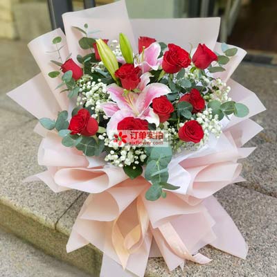 聊城11朵红玫瑰百合，全世界里只有一个你